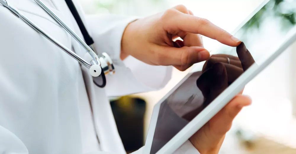 Profesional medis mengetuk tablet